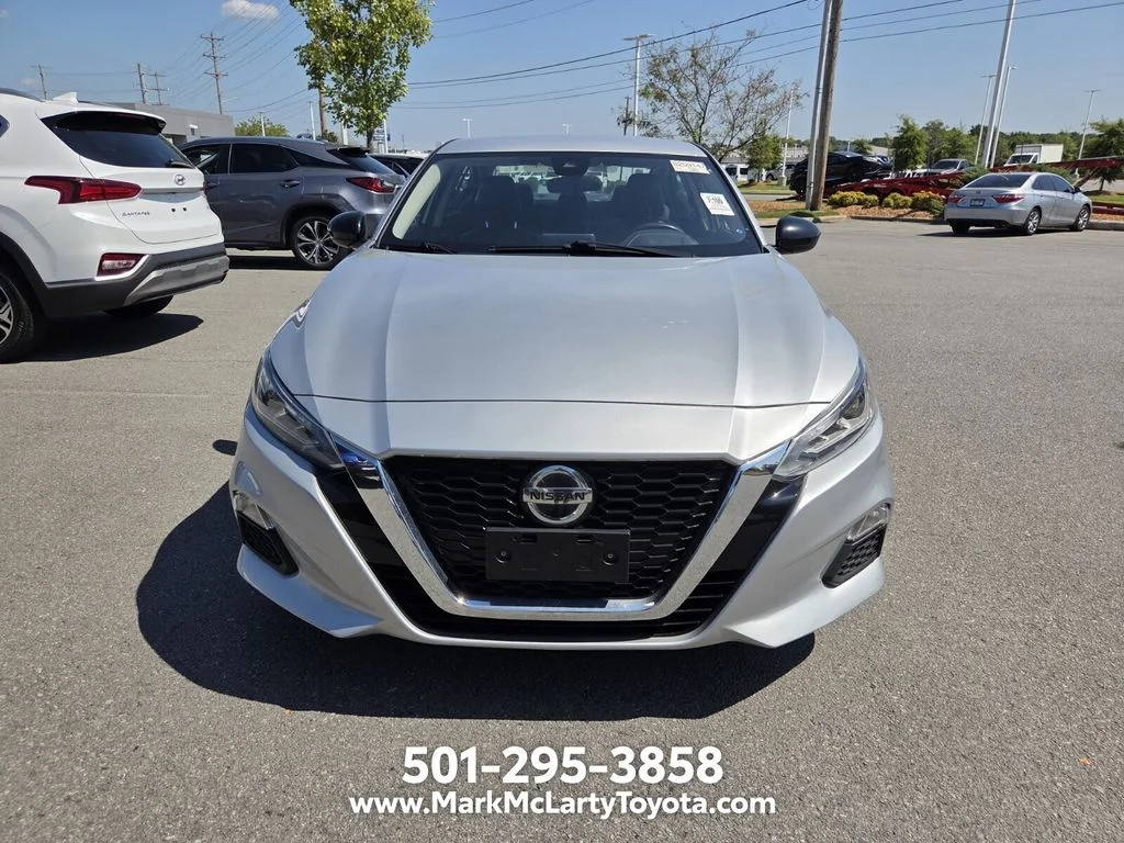 Used 2022 Silver Nissan 2.5 SR image 2