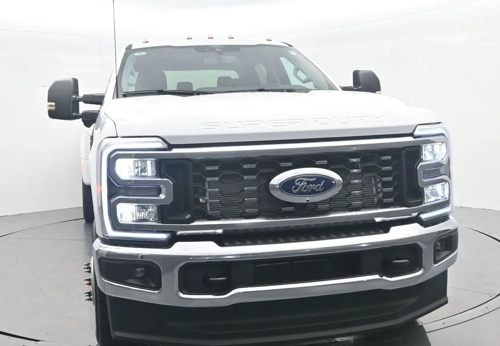 New 2026 Oxford White Ford F-350® XLT image 2