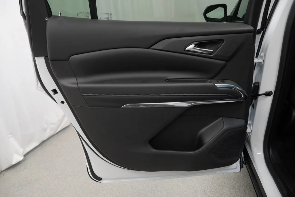 New 2027 Summit White Chevrolet LT image 24