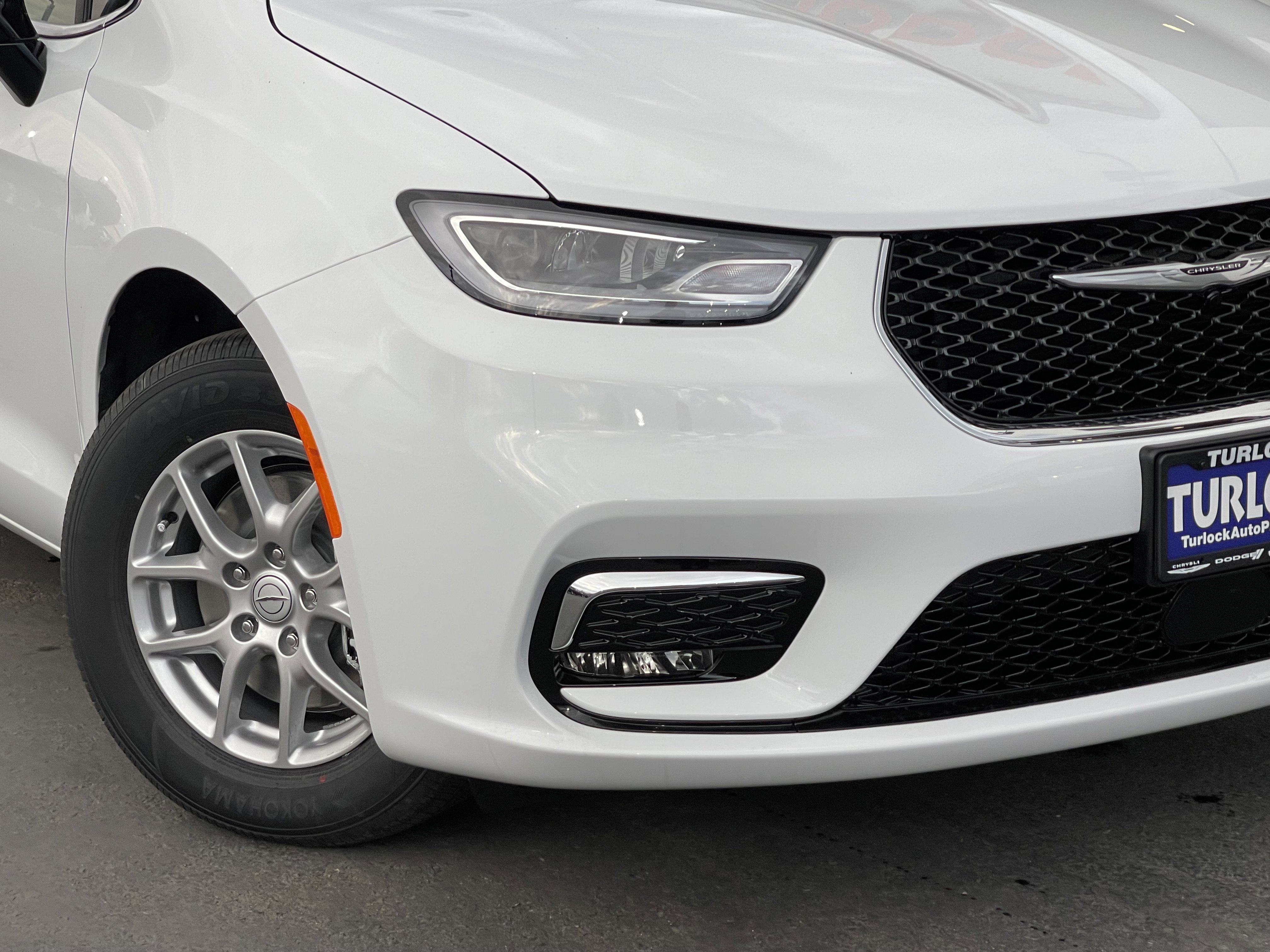 View vehicle photo 3