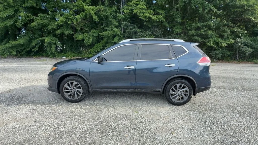 Used 2016 Blue Nissan SL image 5