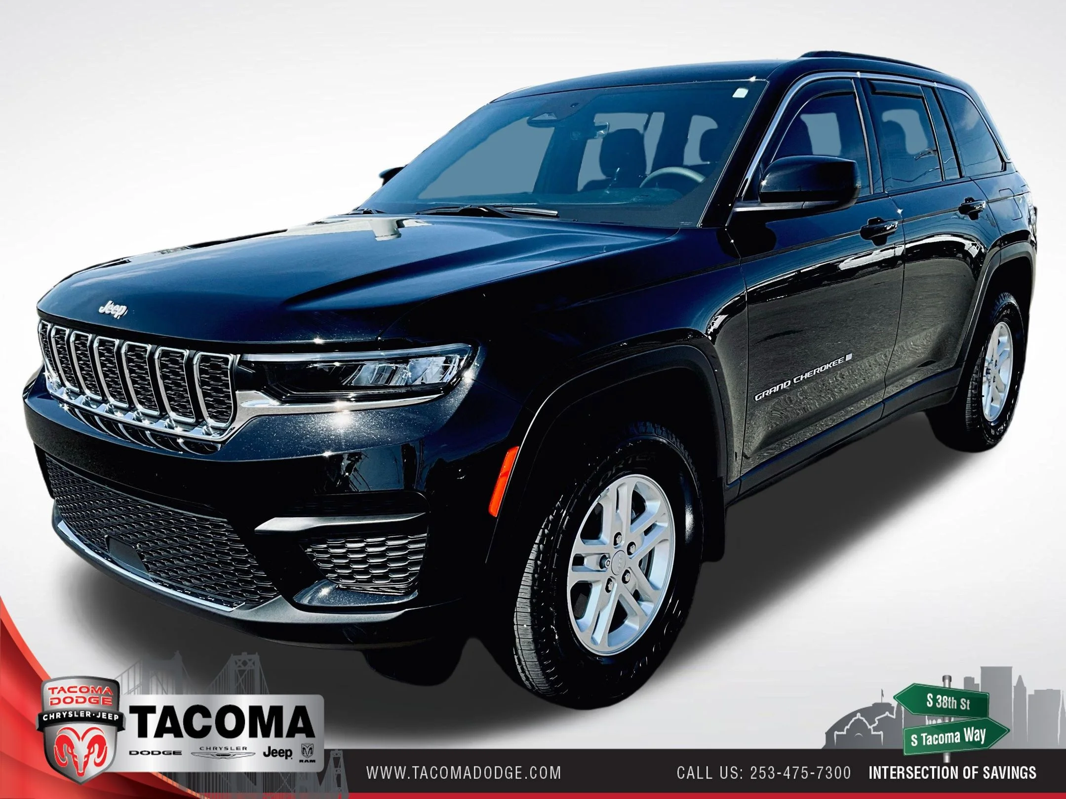 Used 2025 Black Jeep Laredo image 1