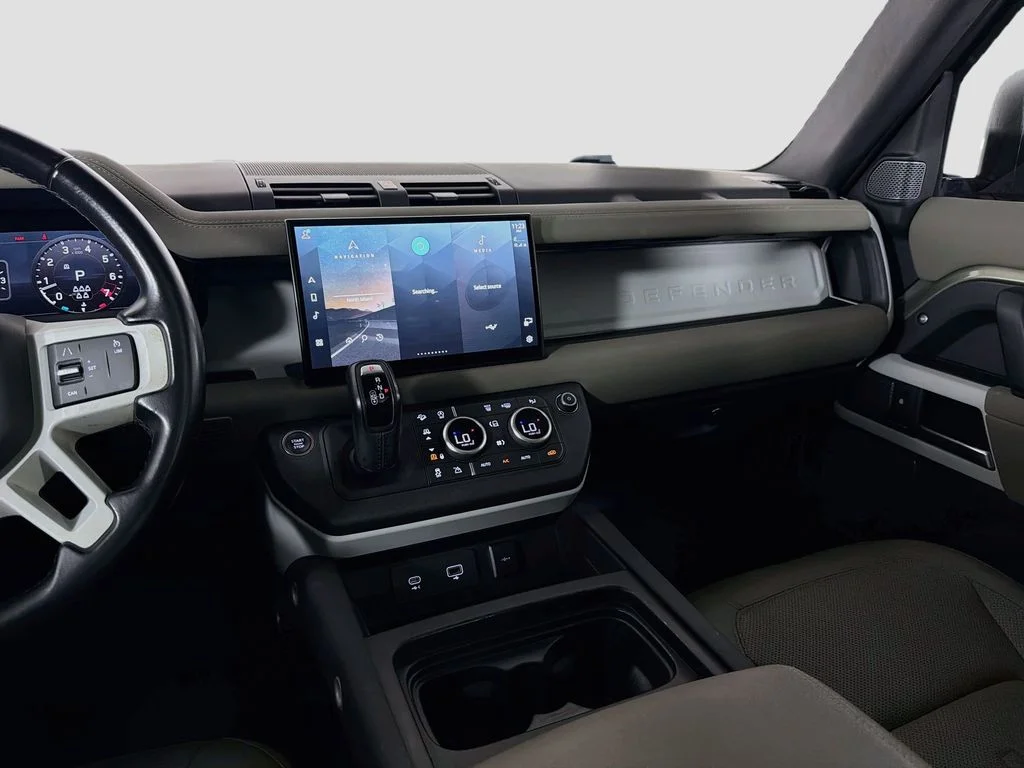 Used 2022 Green Land Rover S image 25