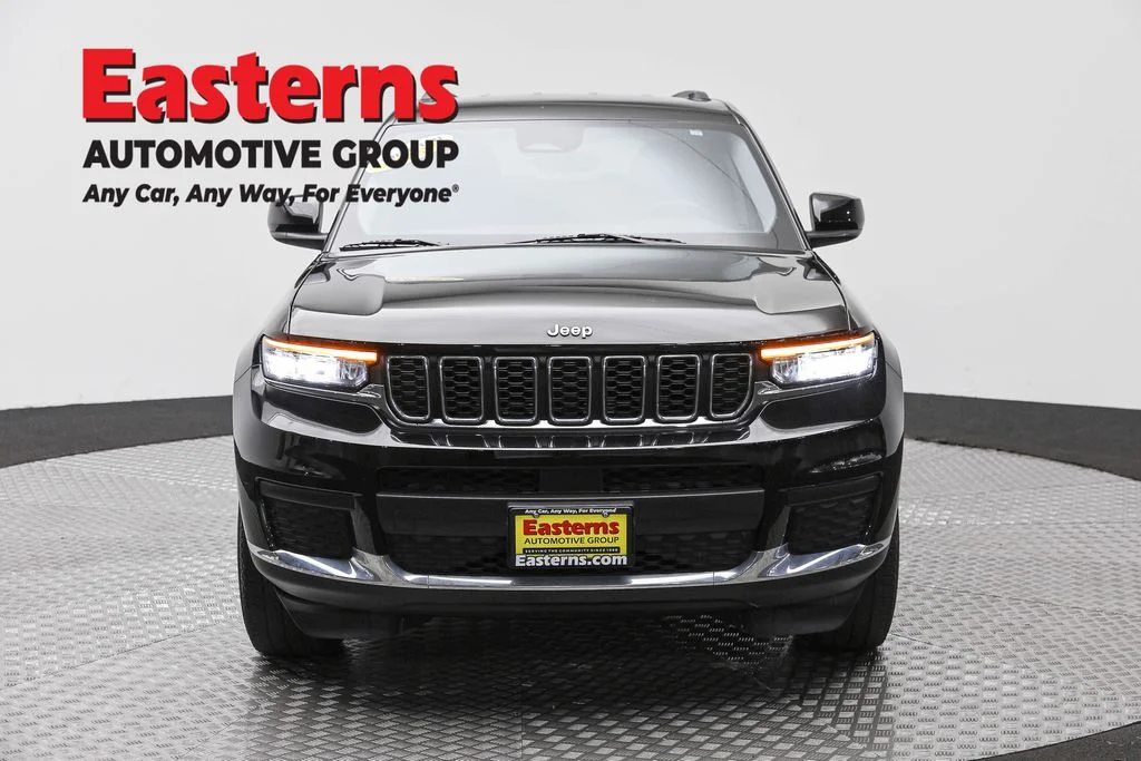 Used 2022 Black Jeep Laredo image 2