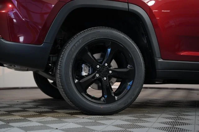 New 2025 Velvet Red Pearl-Coat Exterior Paint Jeep Altitude X image 36
