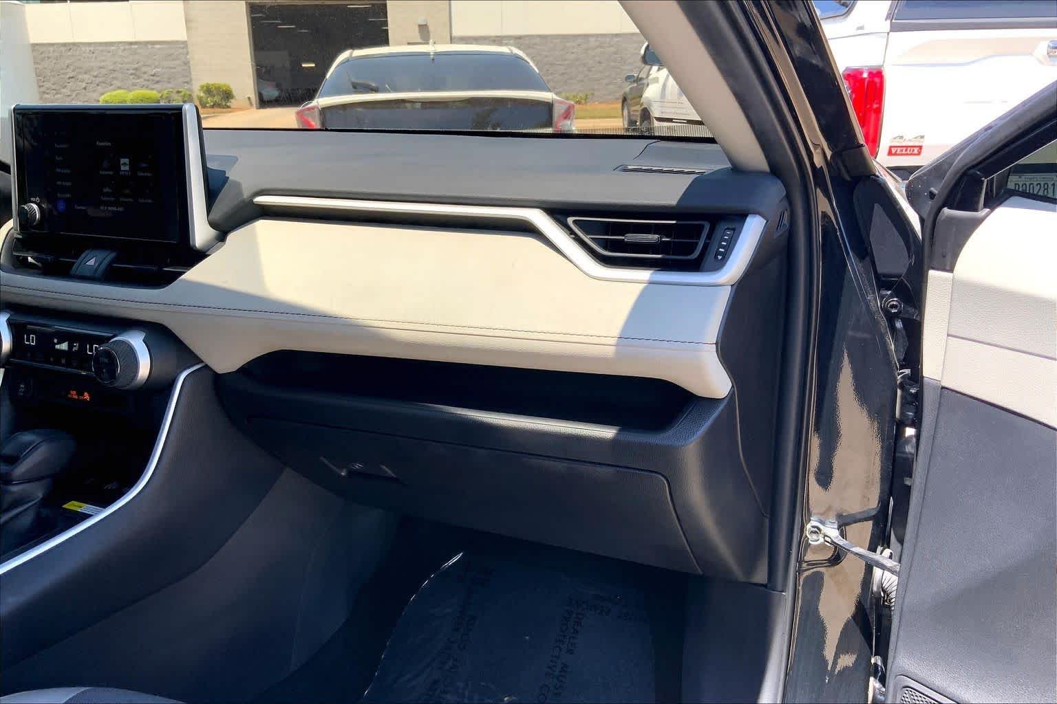 2024 Toyota RAV4 XLE - Photo 19