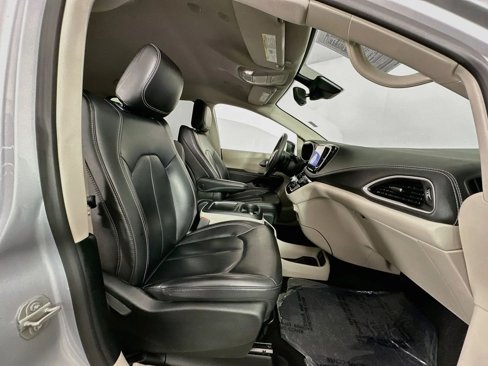 Used 2023 Silver Mist Clearcoat Chrysler Touring L image 29