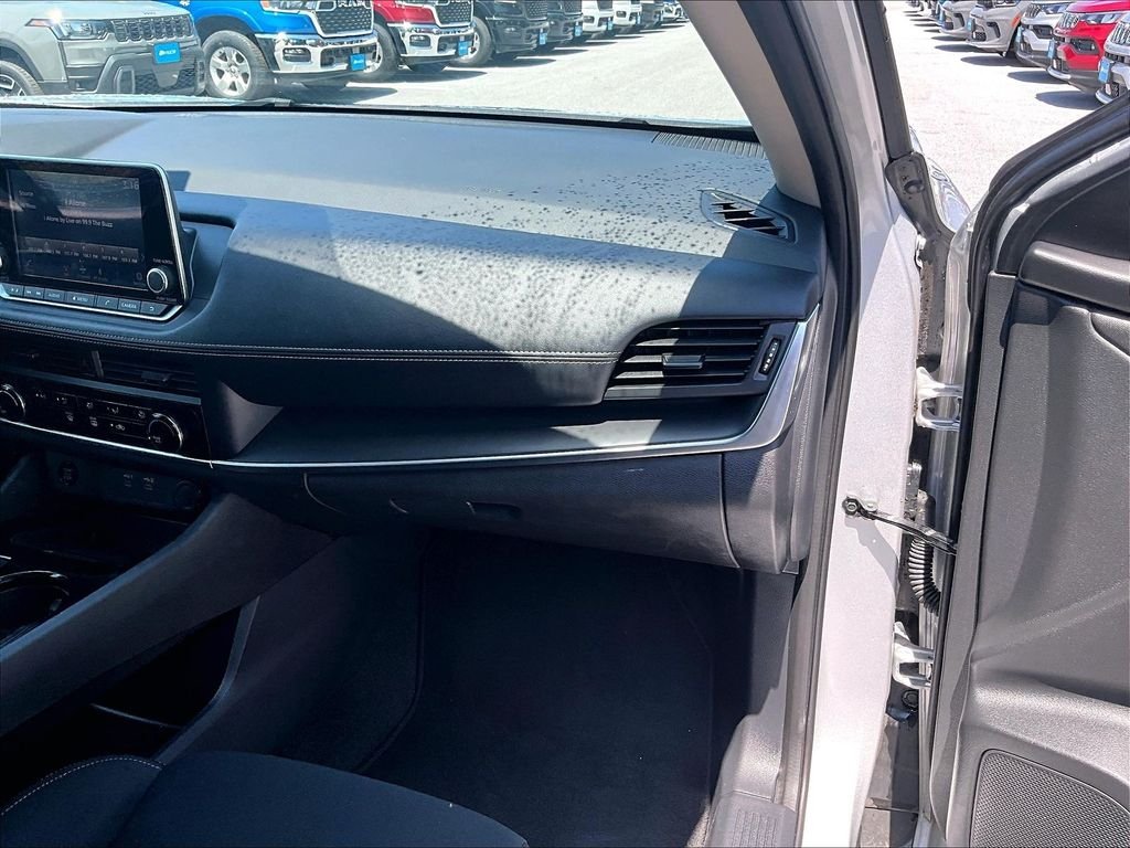 Used 2024 Silver Nissan S image 13