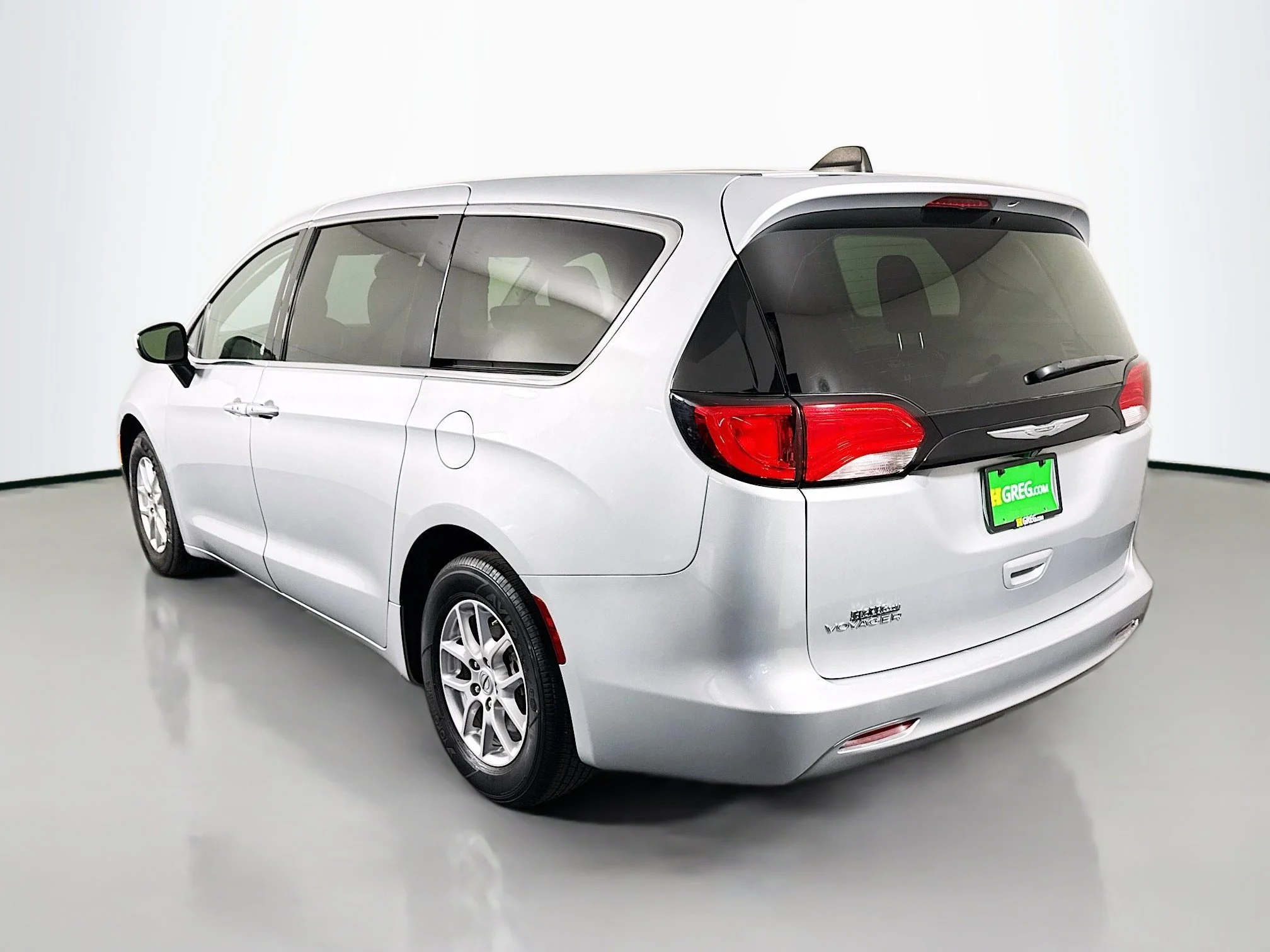 Used 2023 Silver Mist Clearcoat Chrysler LX image 5