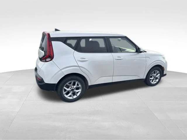 Used 2022 White Kia LX image 7