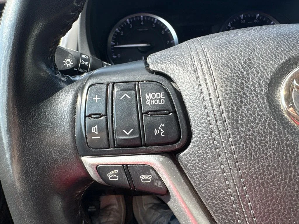 Used 2016 Gray Toyota LE V6 image 16