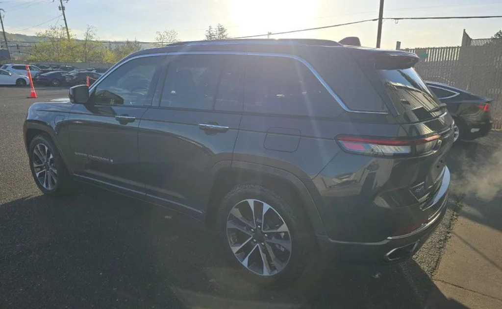 Used 2022 Gray Jeep Overland 4xe image 6