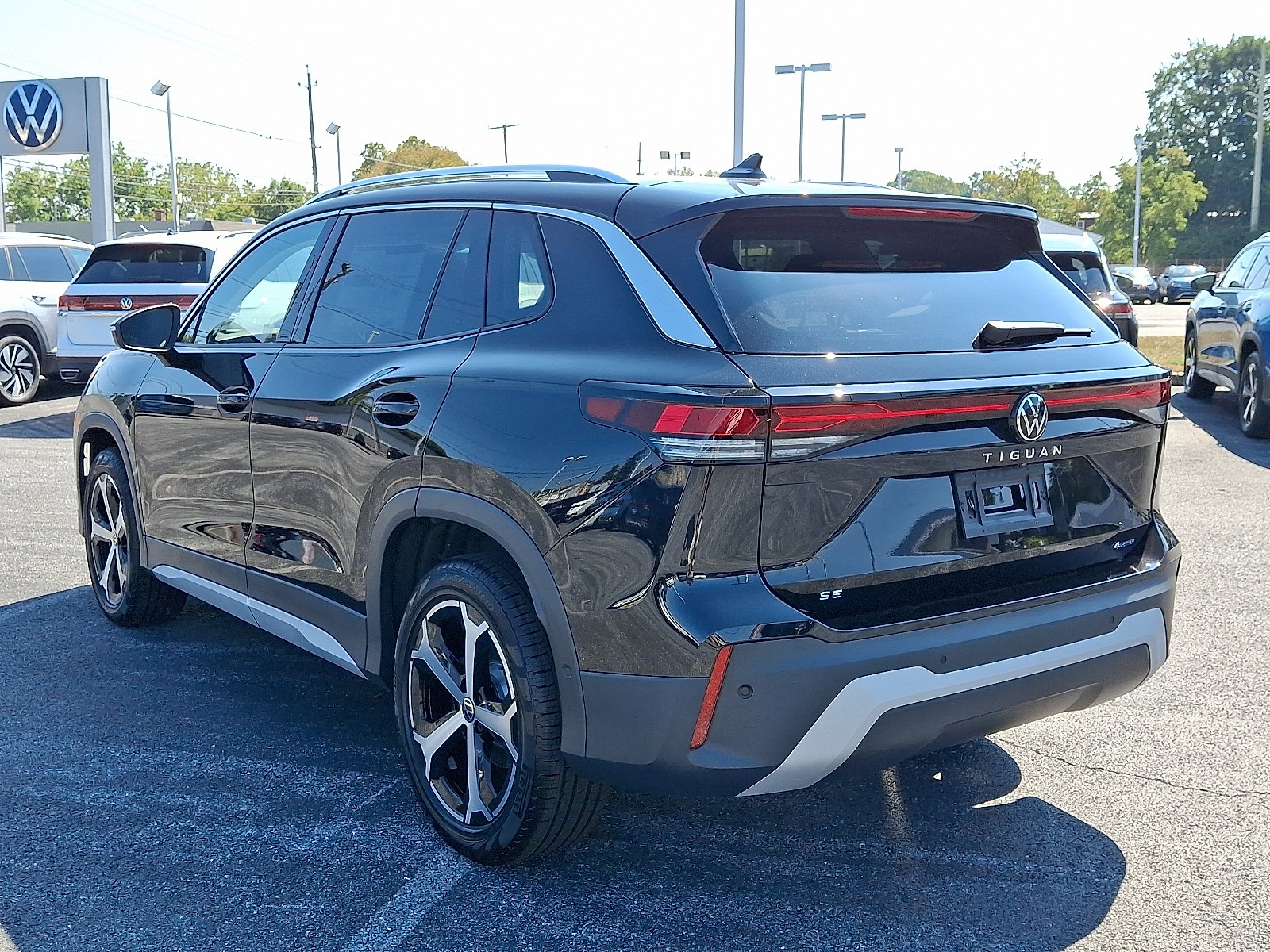 2025 Volkswagen Tiguan SE photo 2