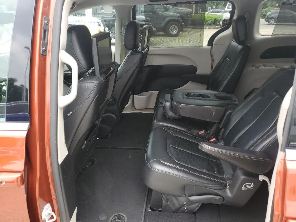 Used 2018 Copper Pearlcoat Chrysler Touring L Plus image 9