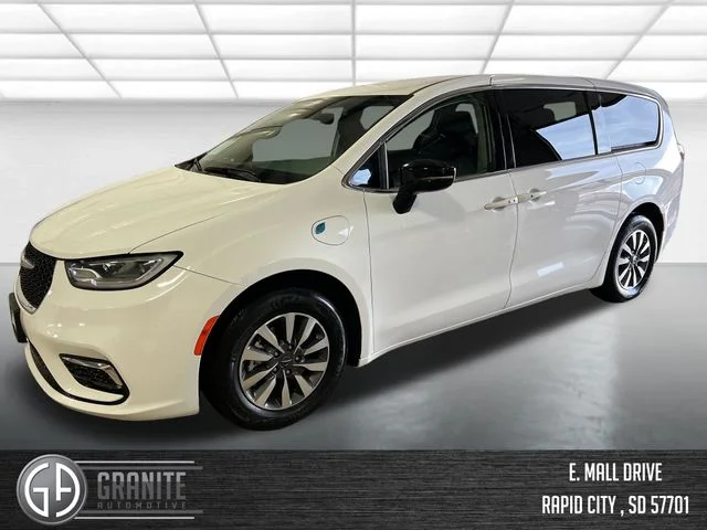 2024 Chrysler Pacifica Hybrid Select PHEV's photo