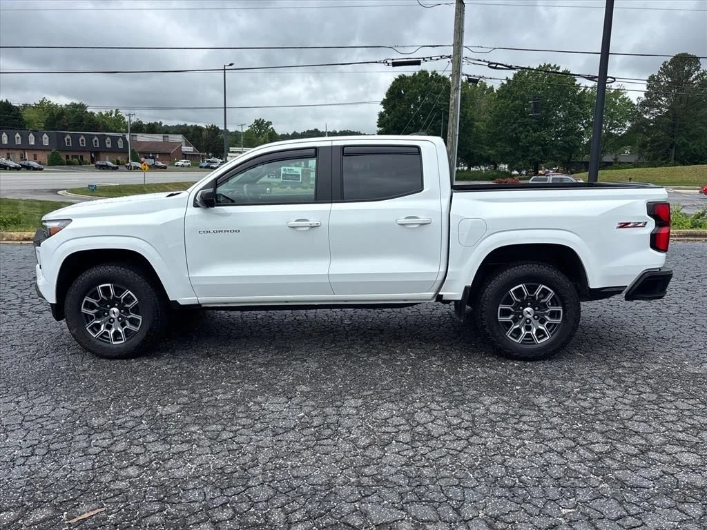 Used 2025 White Chevrolet Z71 image 4