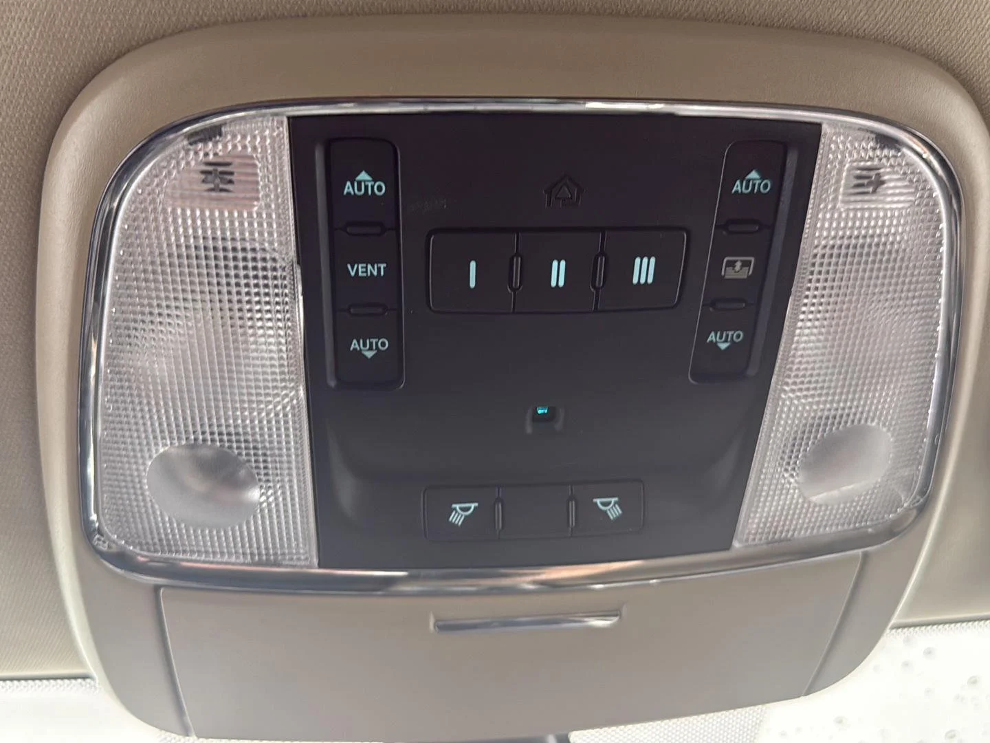 Used 2013 Brilliant Black Crystal Pearl Jeep Limited image 16