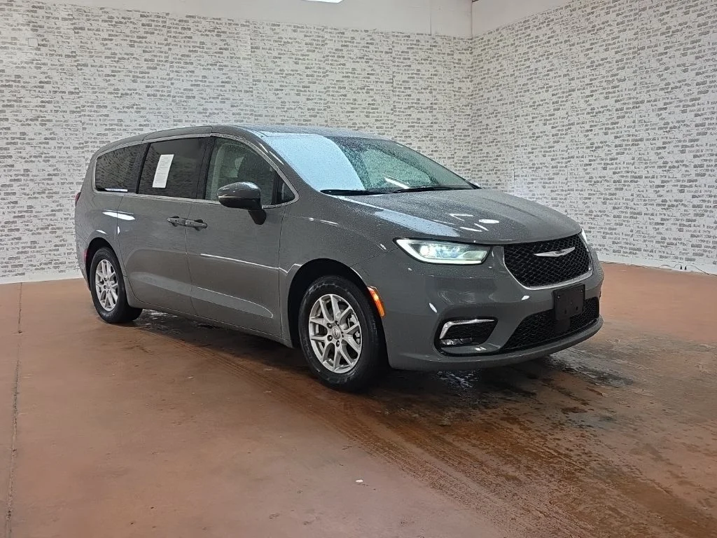 Used 2023 Ceramic Gray Clearcoat Chrysler Touring L image 1