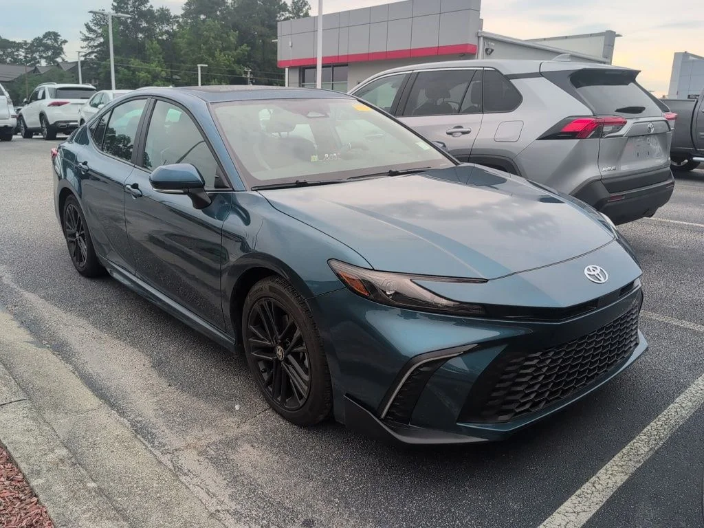 Used 2025  Toyota SE image 1