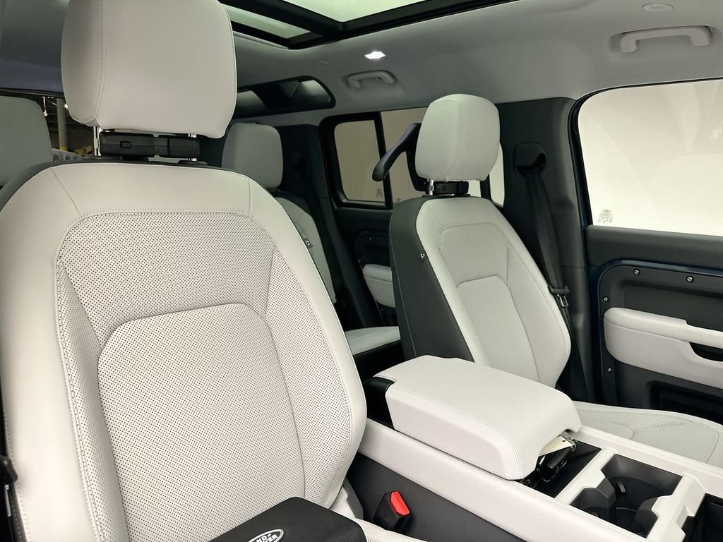 Used 2025 Tasman Blue Metallic Land Rover S image 5