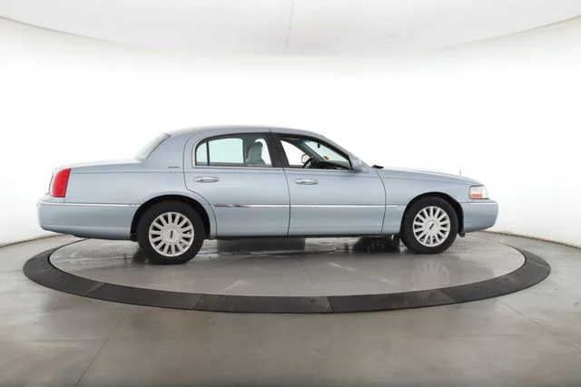 Used 2005 White Lincoln Signature image 6