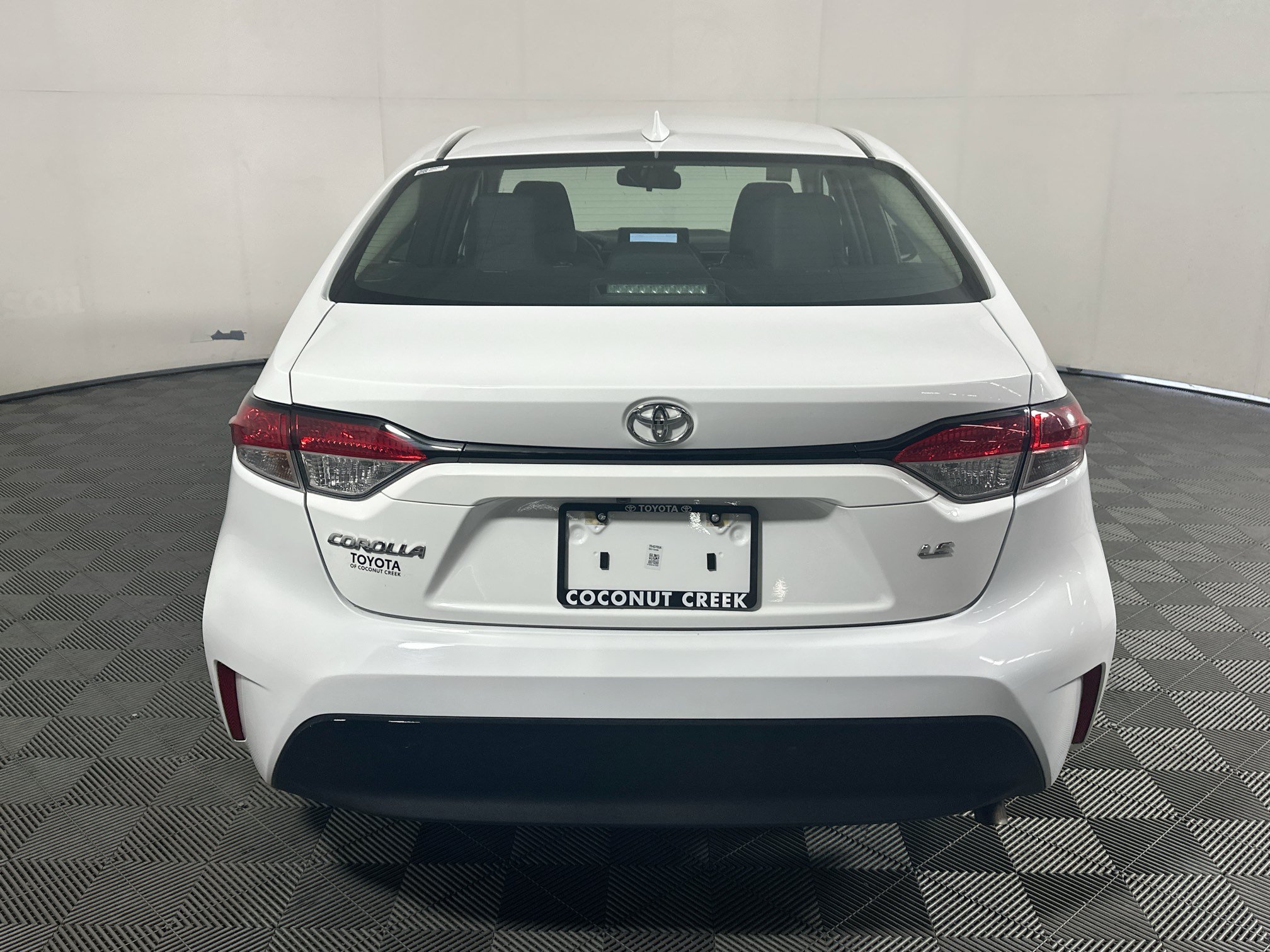 Used 2024 Ice Toyota LE image 4