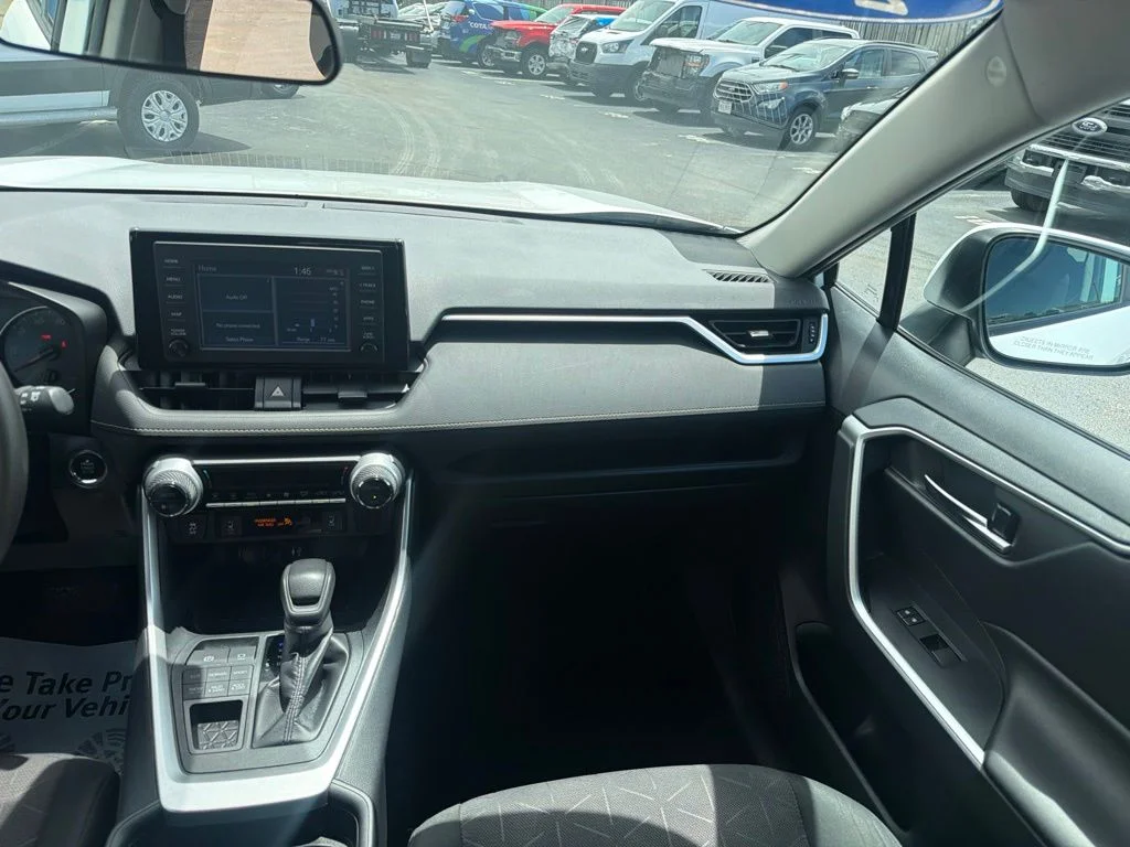 Used 2019 White Toyota XLE image 17