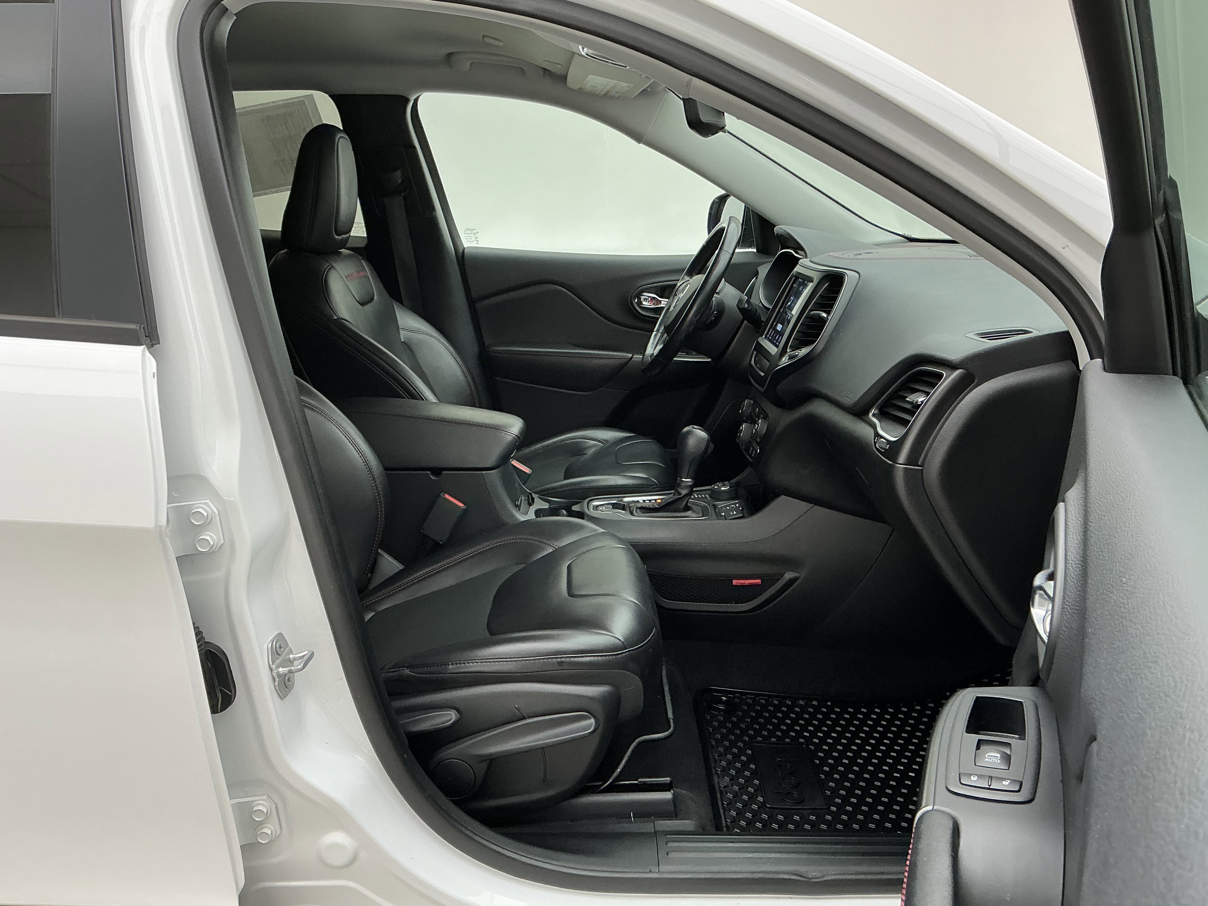 Used 2020 Bright White Clearcoat Jeep Trailhawk image 25
