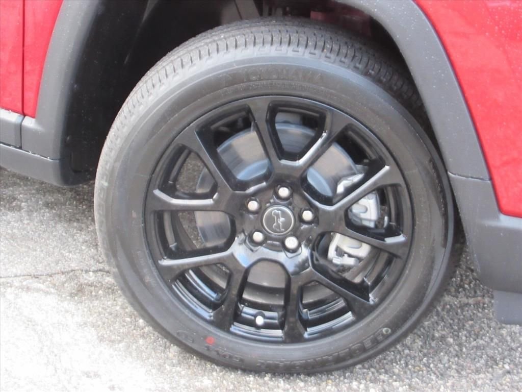 New 2026 Red Hot Pearlcoat Jeep Latitude Altitude image 7