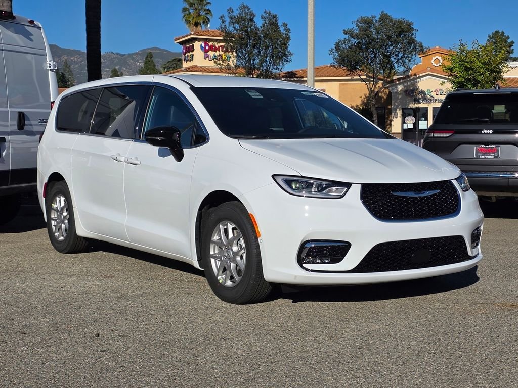 2026 Chrysler Pacifica Select's photo