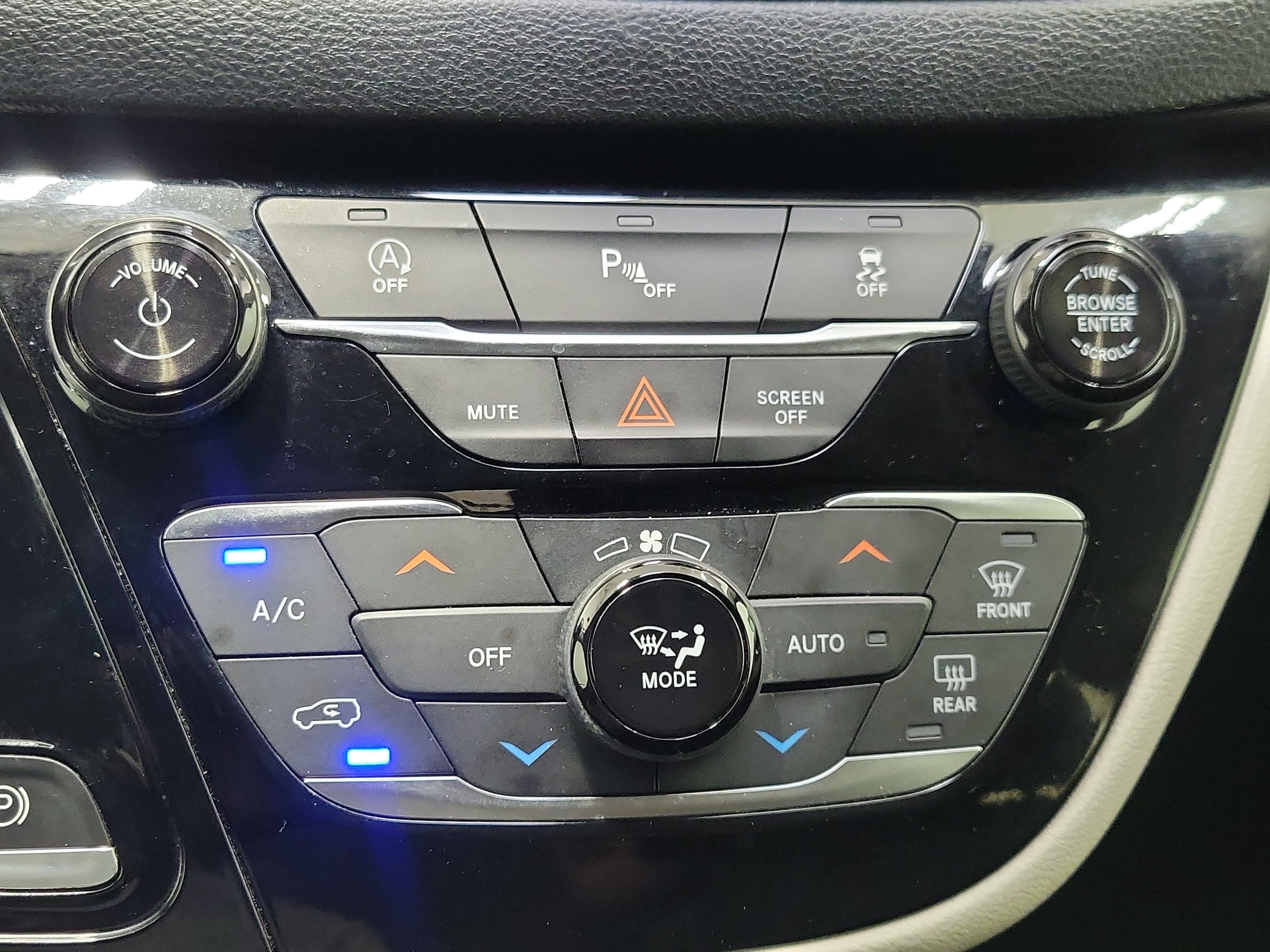 Used 2019 Bright White Clearcoat Chrysler Touring L image 29
