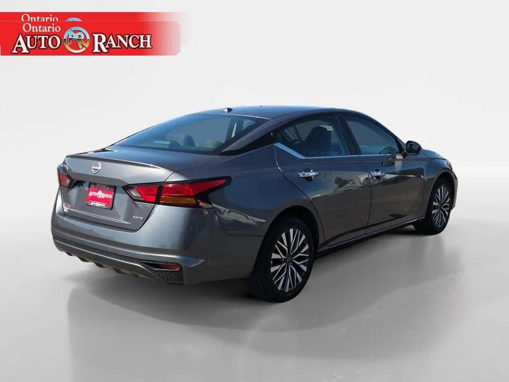 Used 2025 Gun Metallic Nissan SV image 5
