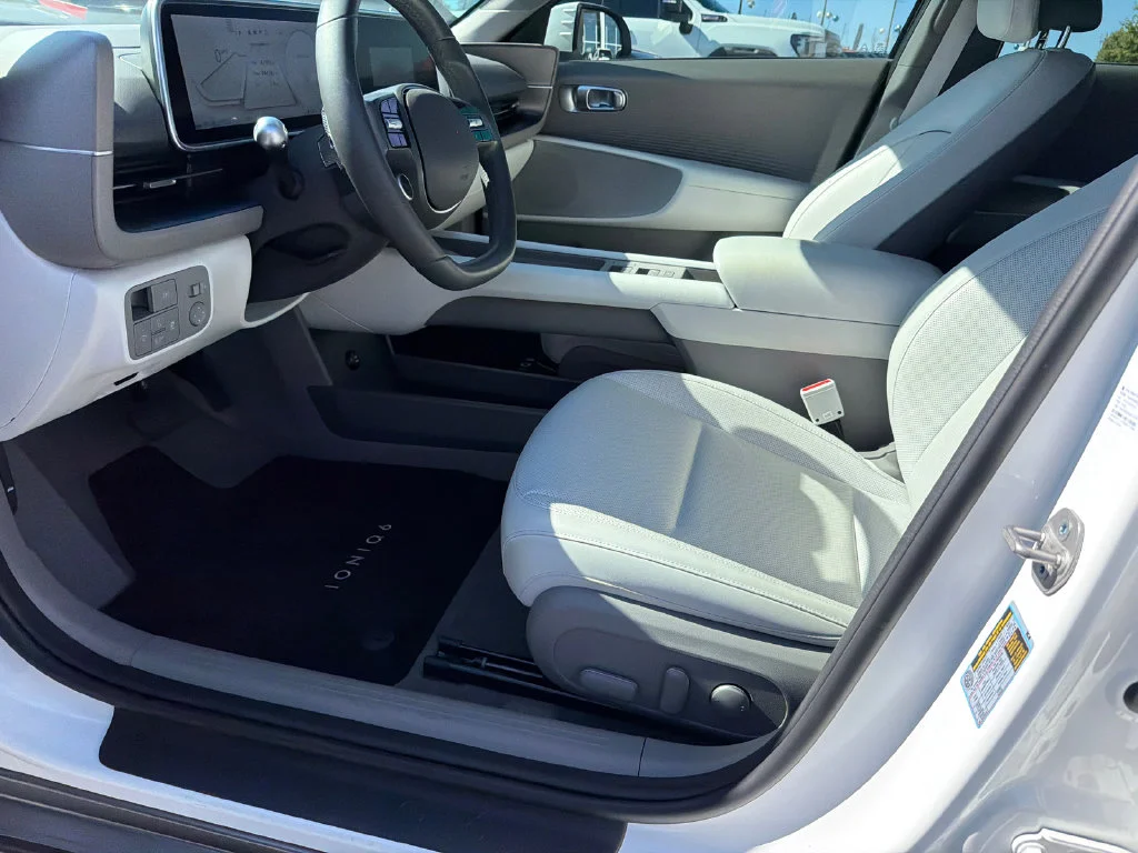 Used 2024 White Hyundai SEL image 9