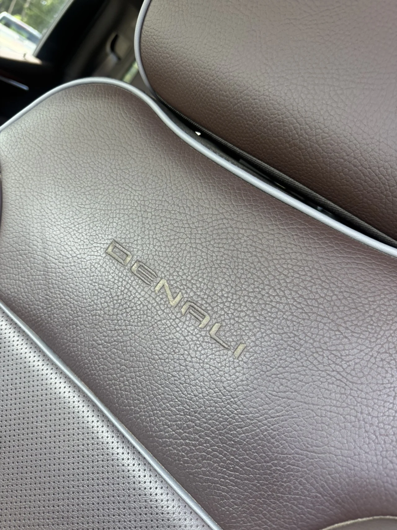 Used 2023 SUMMIT WHITE GMC Denali image 16