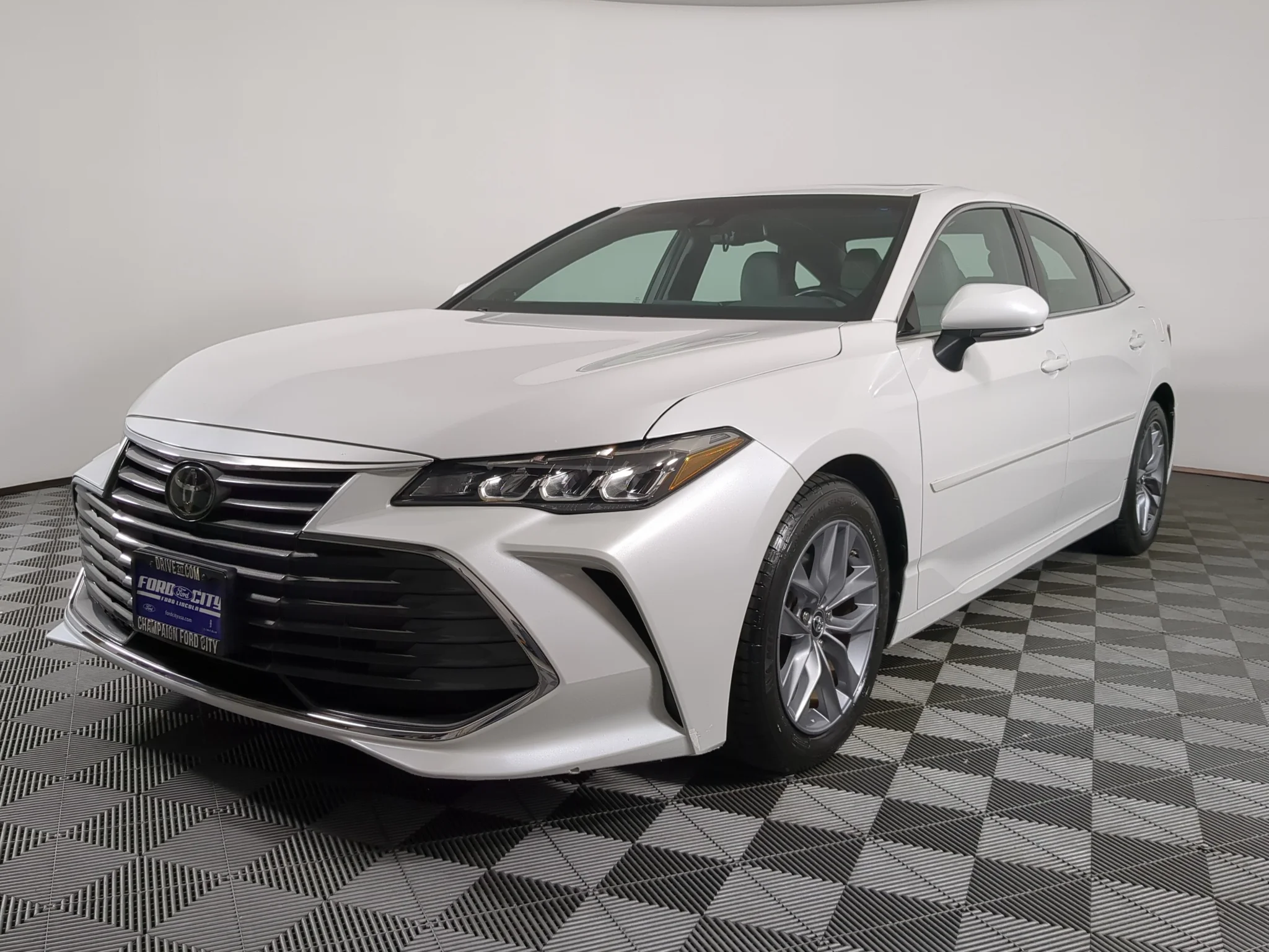 Used 2019 Wind Chill Pearl Toyota XLE image 5