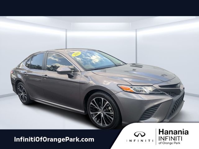 Used 2018 Gray Toyota SE image 1