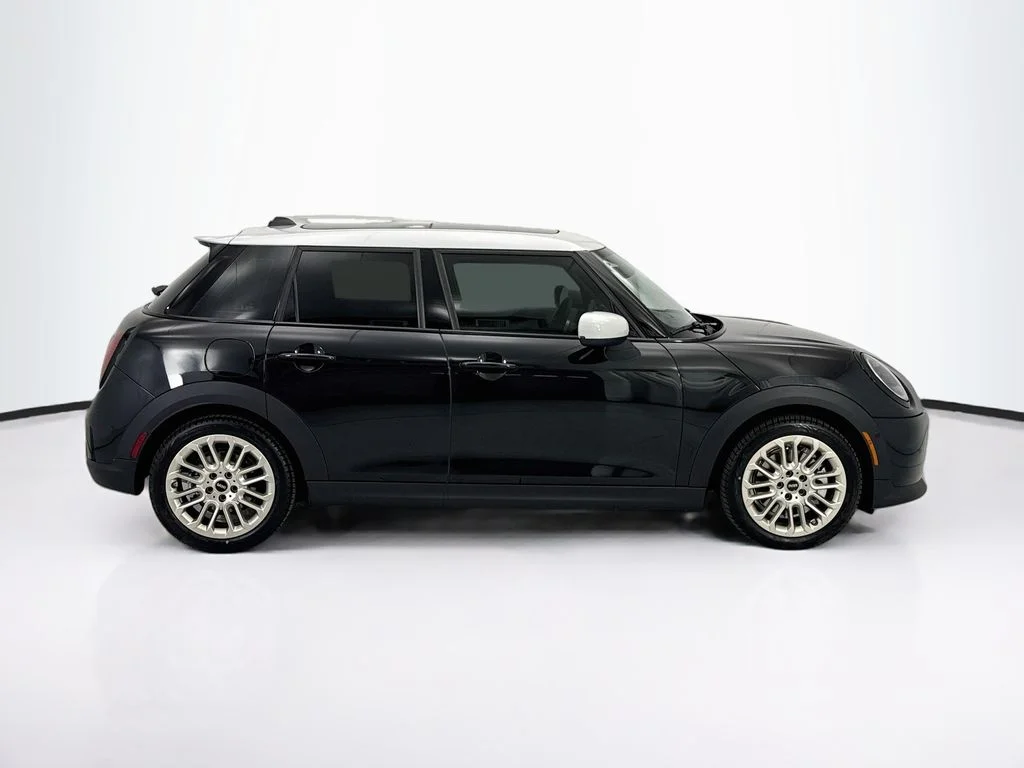 New 2026 Midnight Black II Metallic MINI Signature Plus image 4