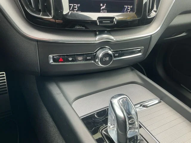 Used 2018 Black Volvo T8 R-Design image 21