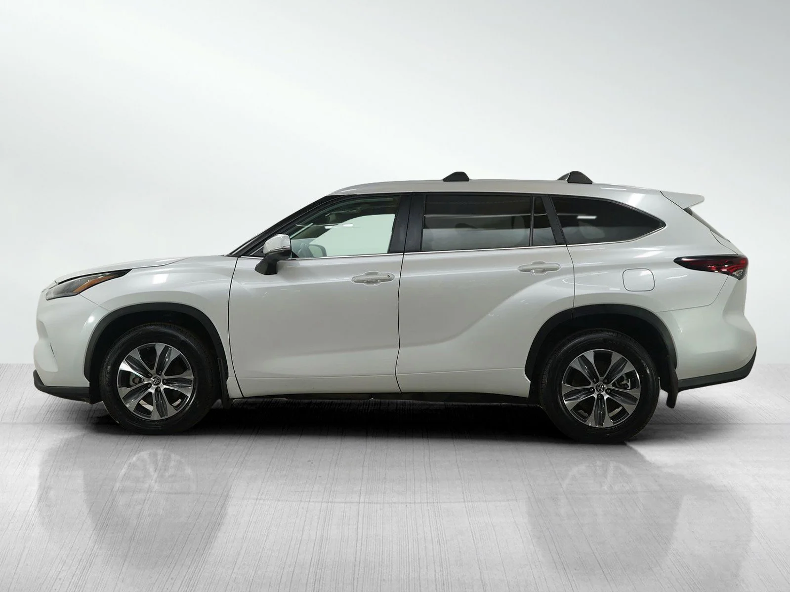 Used 2024 Toyota Highlander XLE with VIN 5TDKDRBH4RS534214 for sale in White Bear Lake, Minnesota