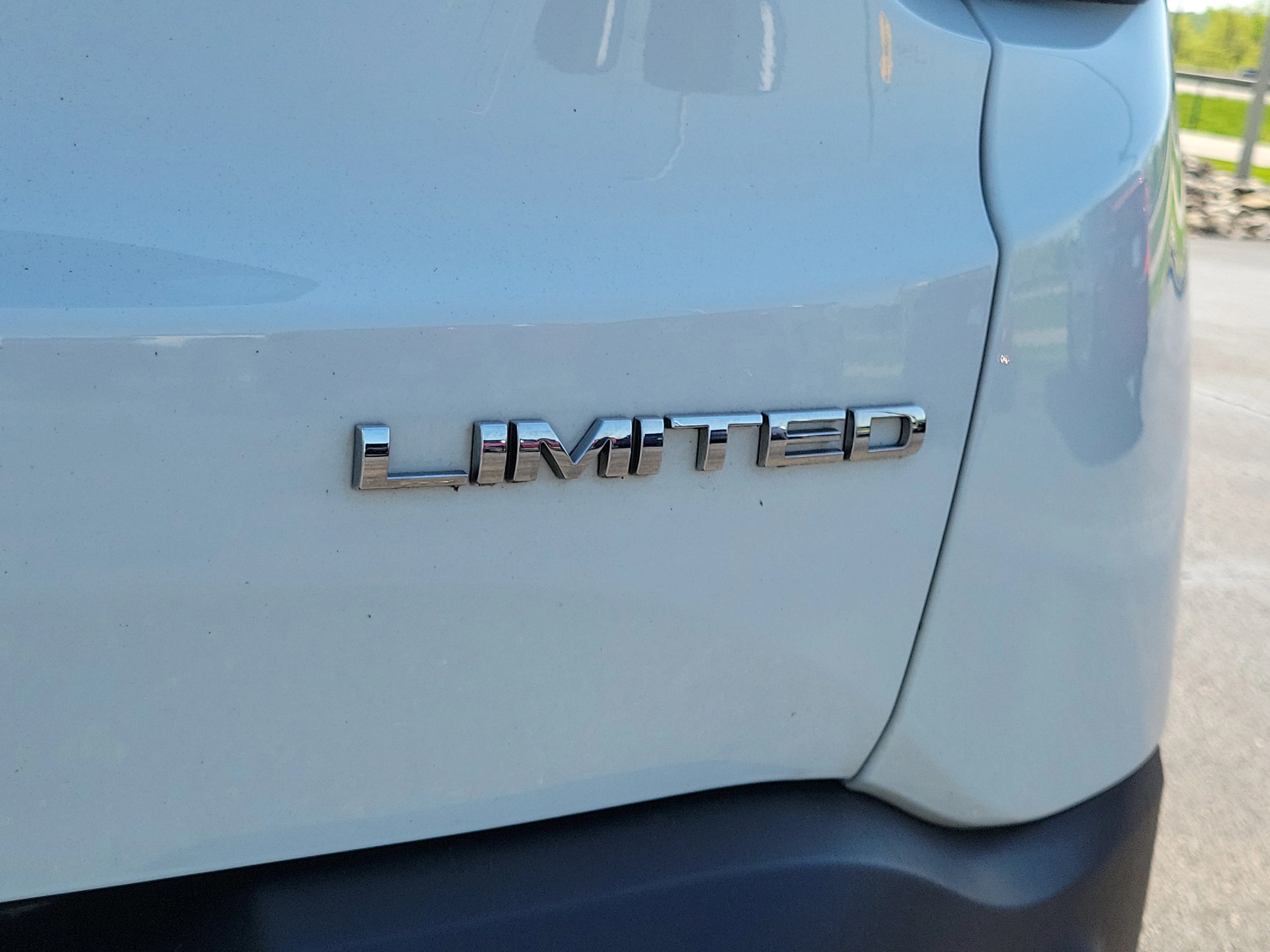 Used 2021 Alpine White Clear Coat Jeep Limited image 7