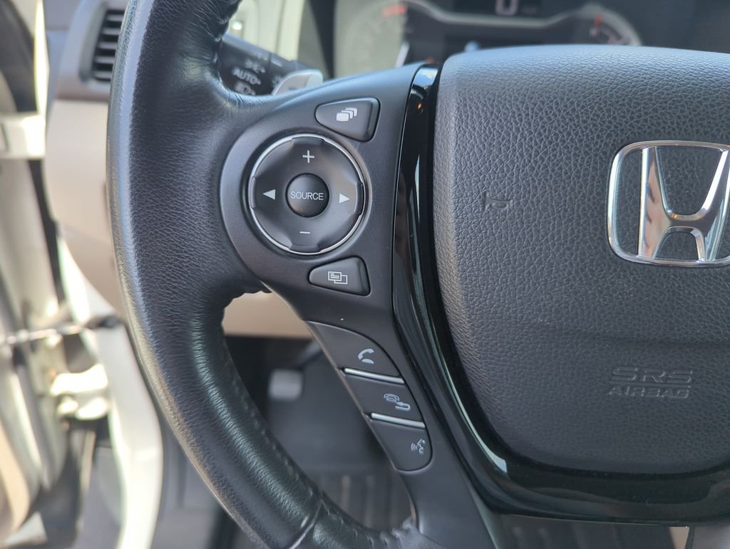Used 2017  Honda Touring image 22