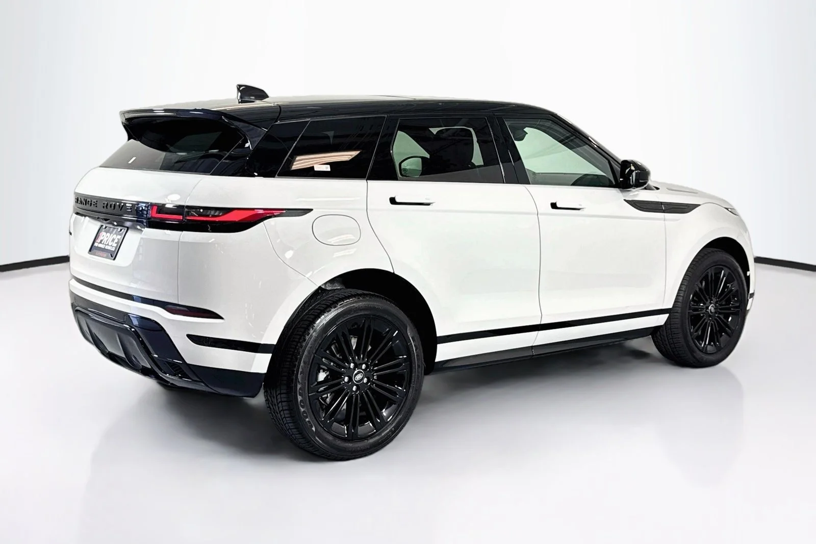 Used 2024 Fuji White Land Rover Dynamic SE image 5