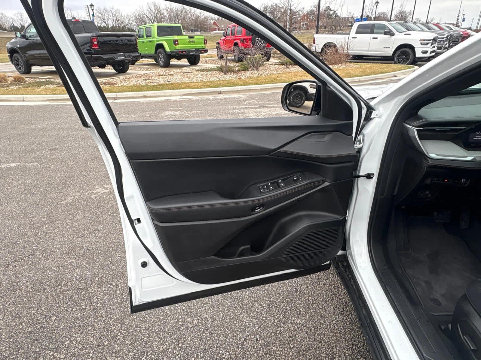 New 2026 Bright White Clear-Coat Exterior Paint Jeep Limited image 18