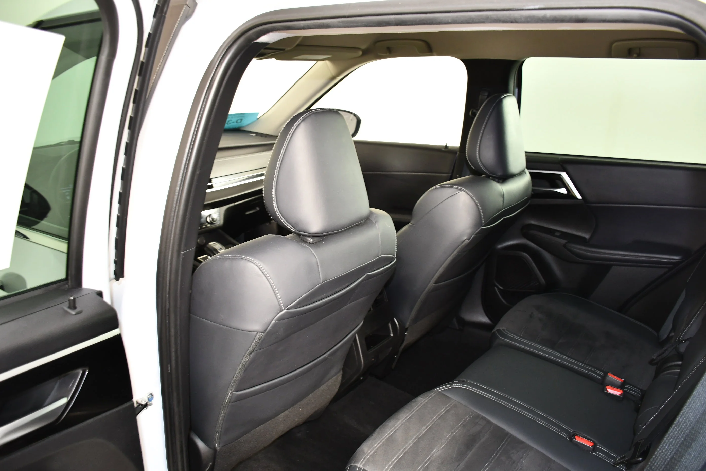 Certified Used 2023 White Diamond Mitsubishi SE image 46