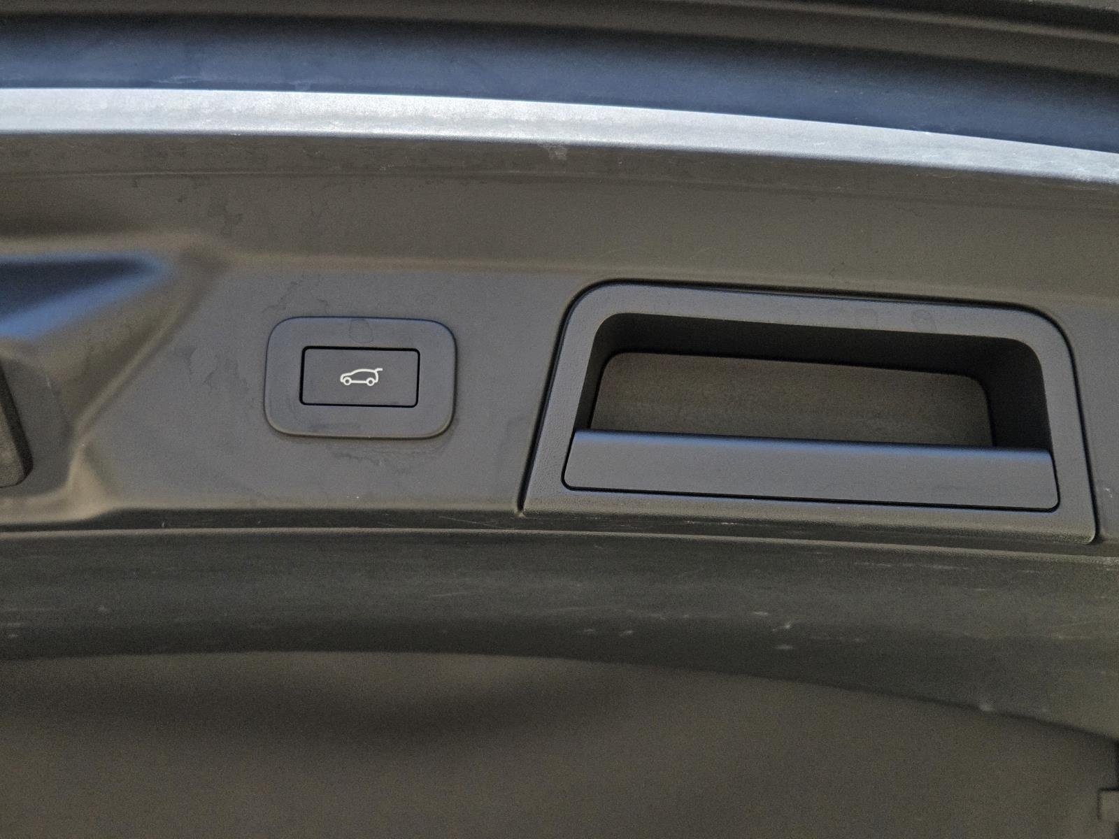 Used 2024 Arroios Grey Metallic Land Rover Dynamic SE image 11