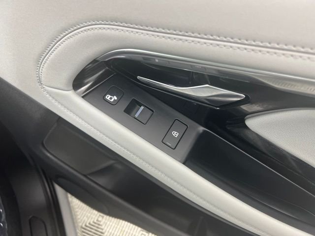 Used 2021 Silver Land Rover SE image 25