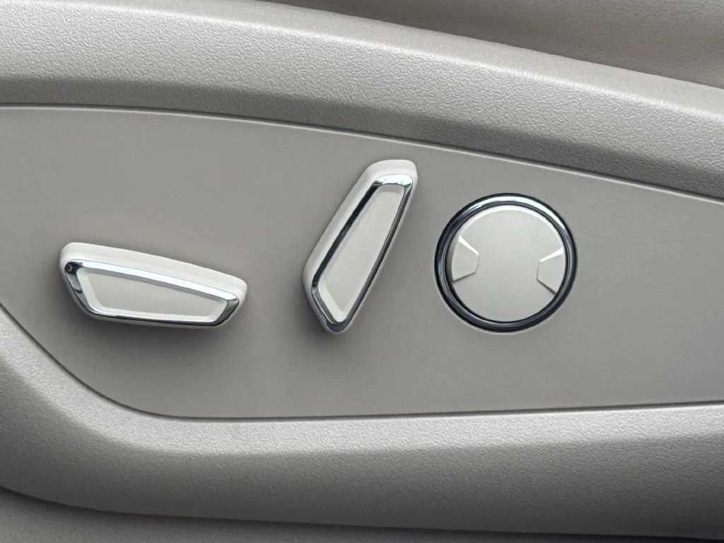 Used 2022 White Metallic Lincoln Reserve image 30