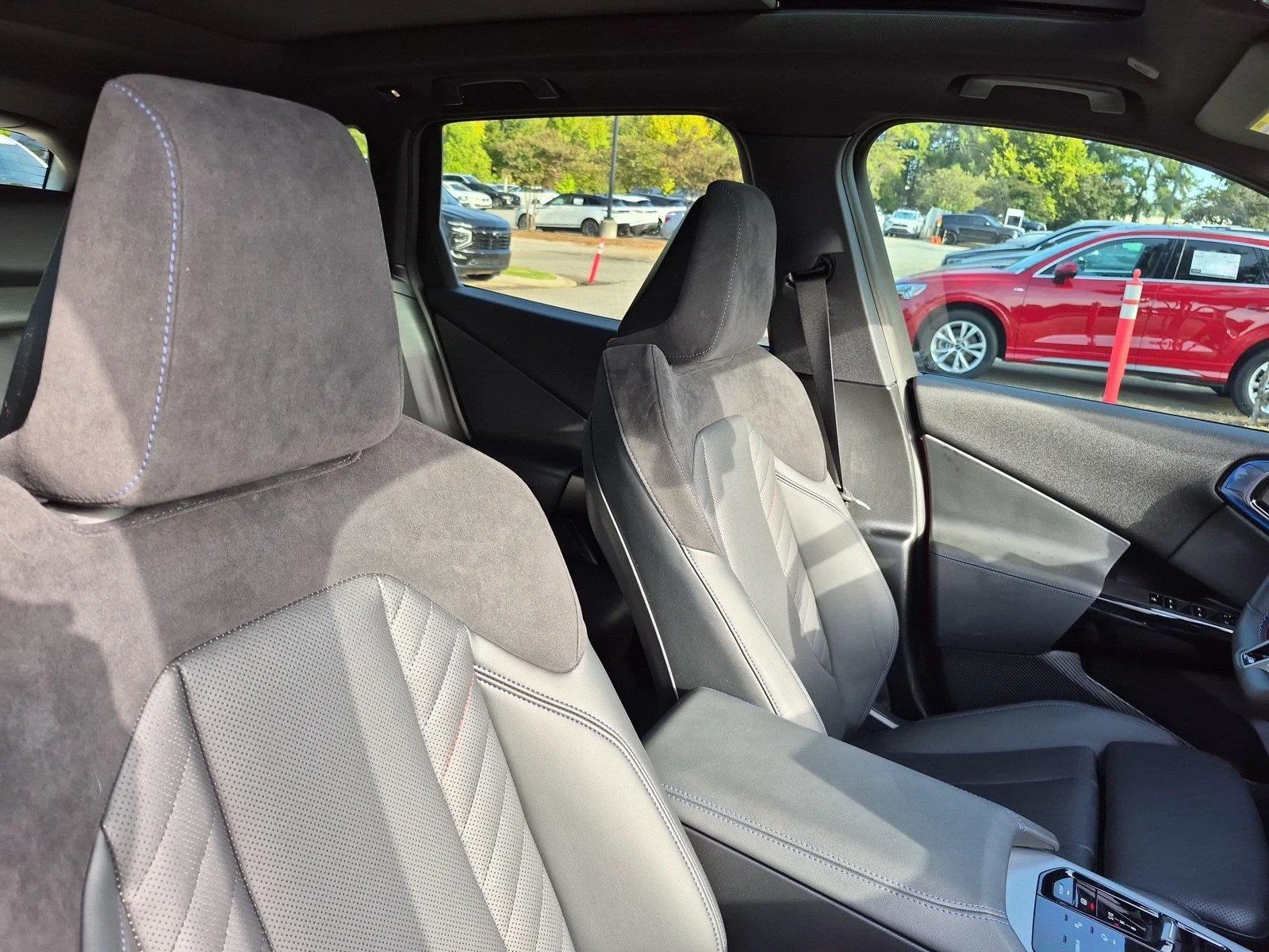 Used 2025 Vegas Red Metallic BMW M50 xDrive image 35