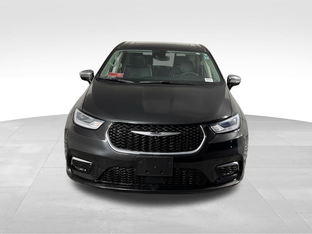 Used 2023 Brilliant Black Crystal Pearlcoat Chrysler Limited image 6