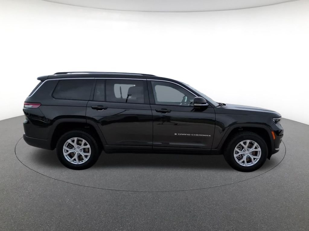 Used 2024  Jeep Limited image 5
